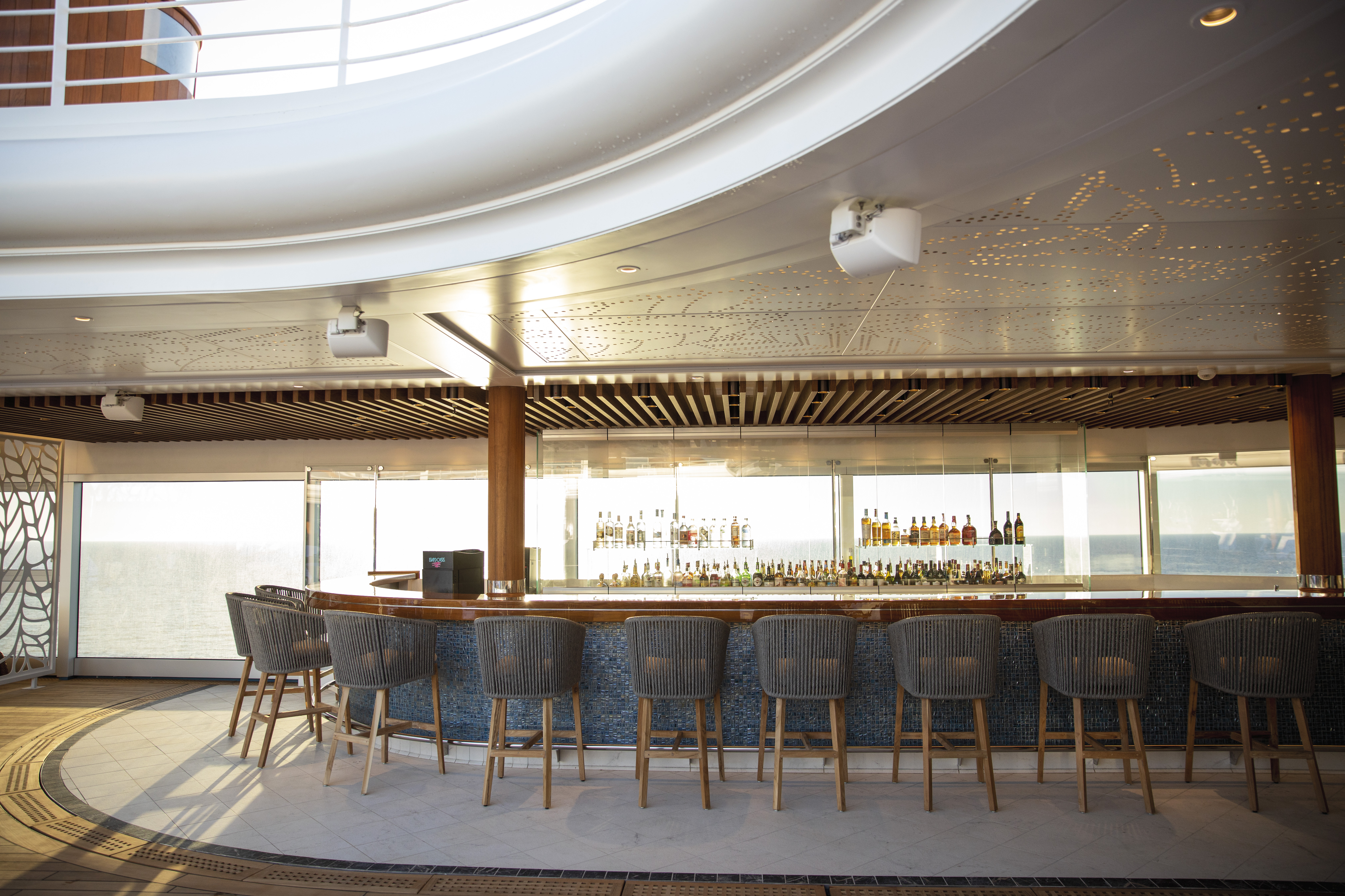 RSSC - Seven Seas Splendor - Entertainment - Pool Bar 1.jpg
